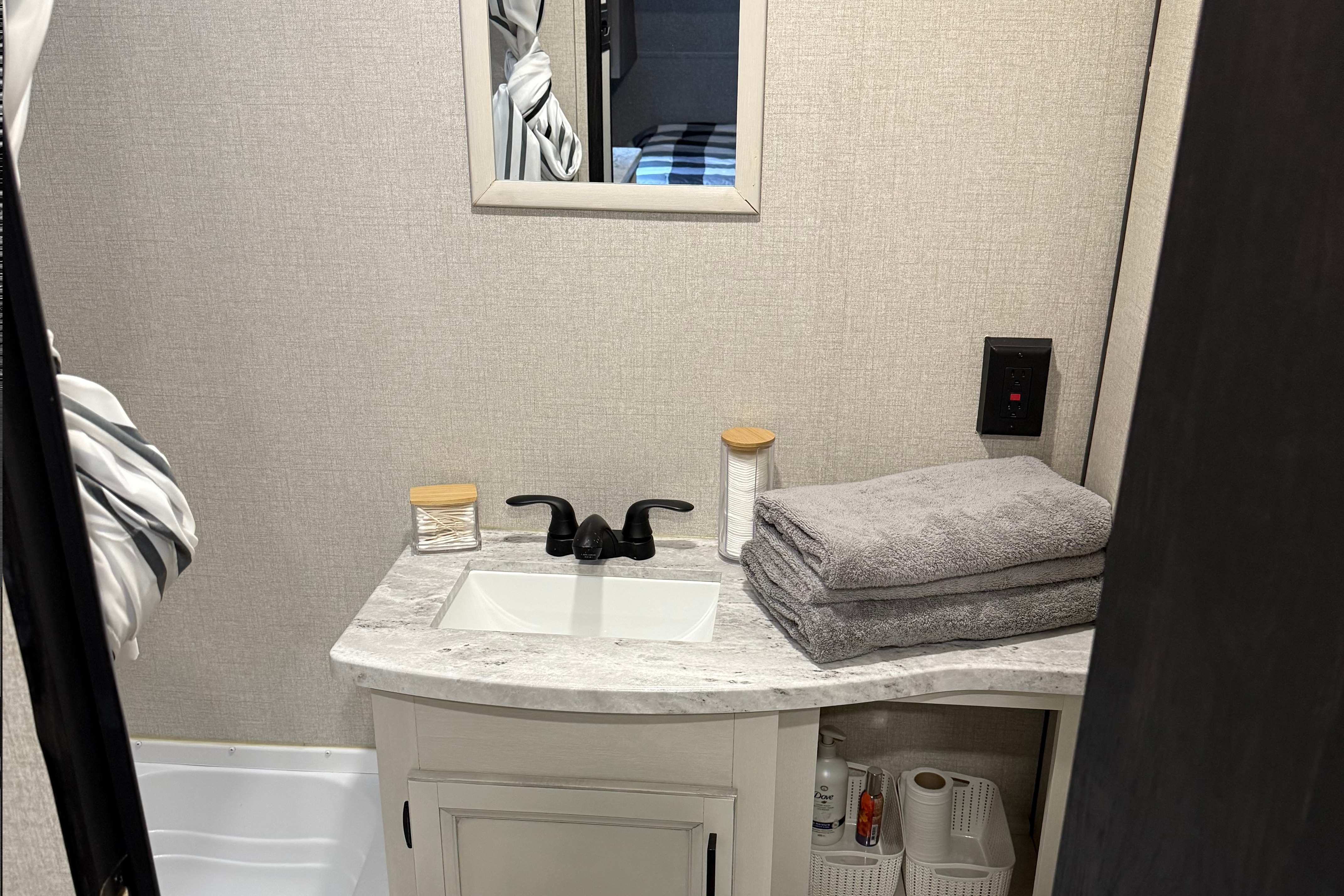 The Cozy Camper - 2022 Highland Ridge 22' Trailer