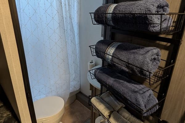 Redwood - Cozy Couples Camper (Sleeps 4-6)