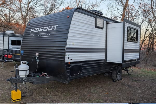 Redwood - Cozy Couples Camper (Sleeps 4-6)