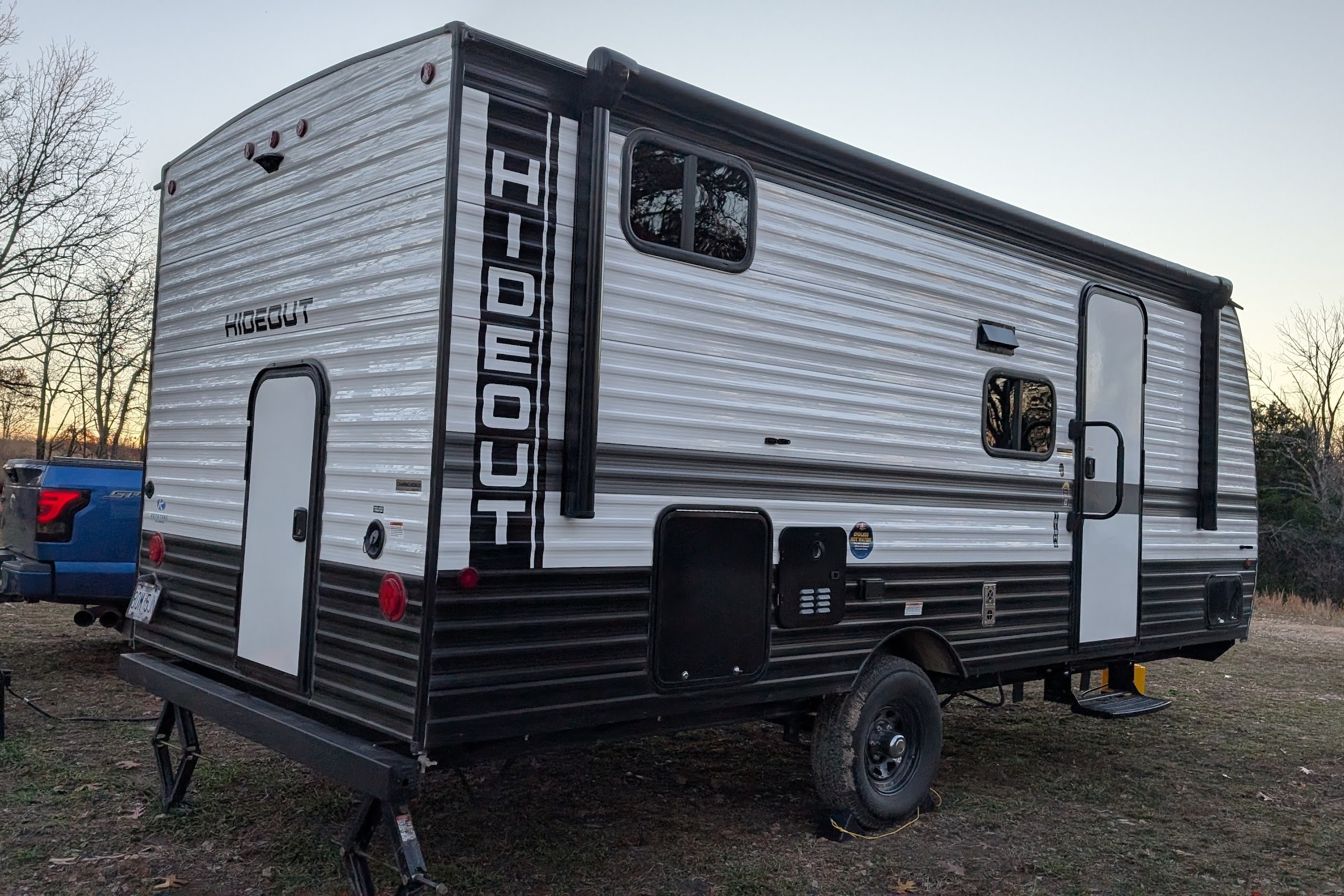 Redwood - Cozy Couples Camper (Sleeps 4-6)