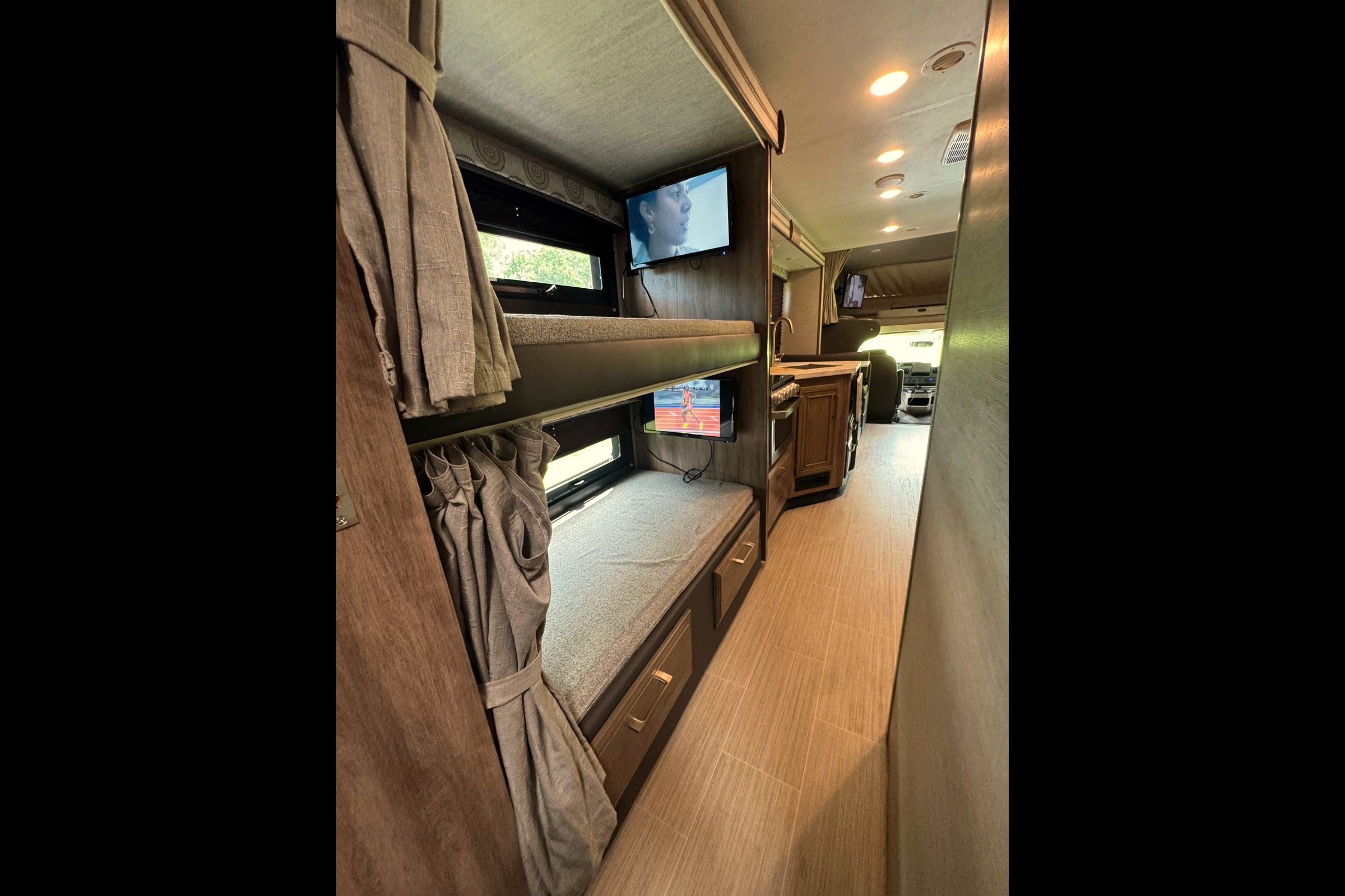 Phoenix - Entegra Coach Odyssey 31F Class C ***SLEEPS 10***UNLIMITED MILES***