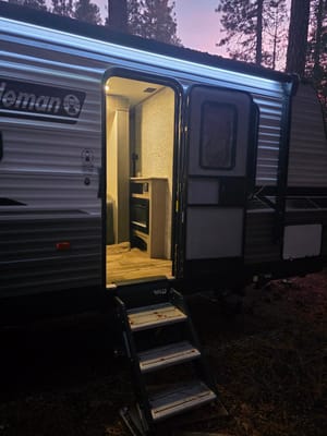 Camping time Coleman Lantern BH263 Travel Trailer