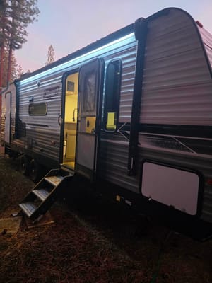 Camping time Coleman Lantern BH263 Travel Trailer