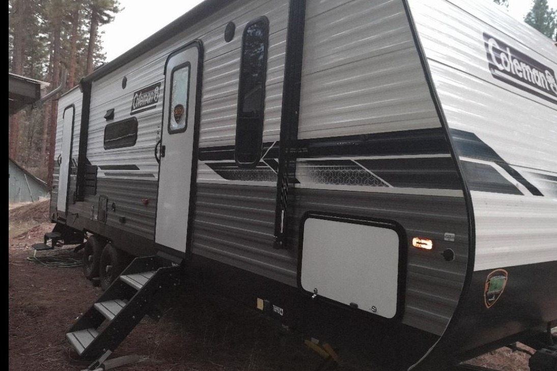 Camping time Coleman Lantern BH263 Travel Trailer