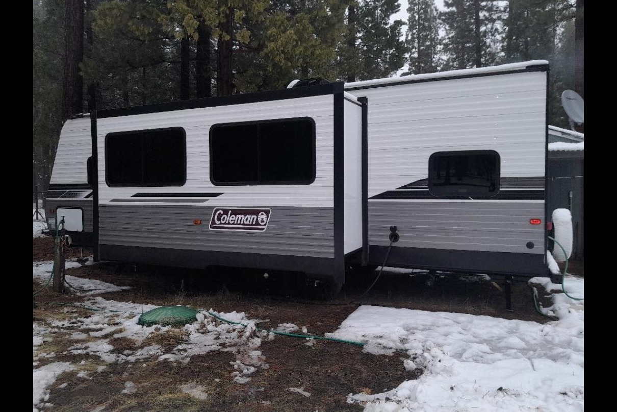 Camping time Coleman Lantern BH263 Travel Trailer