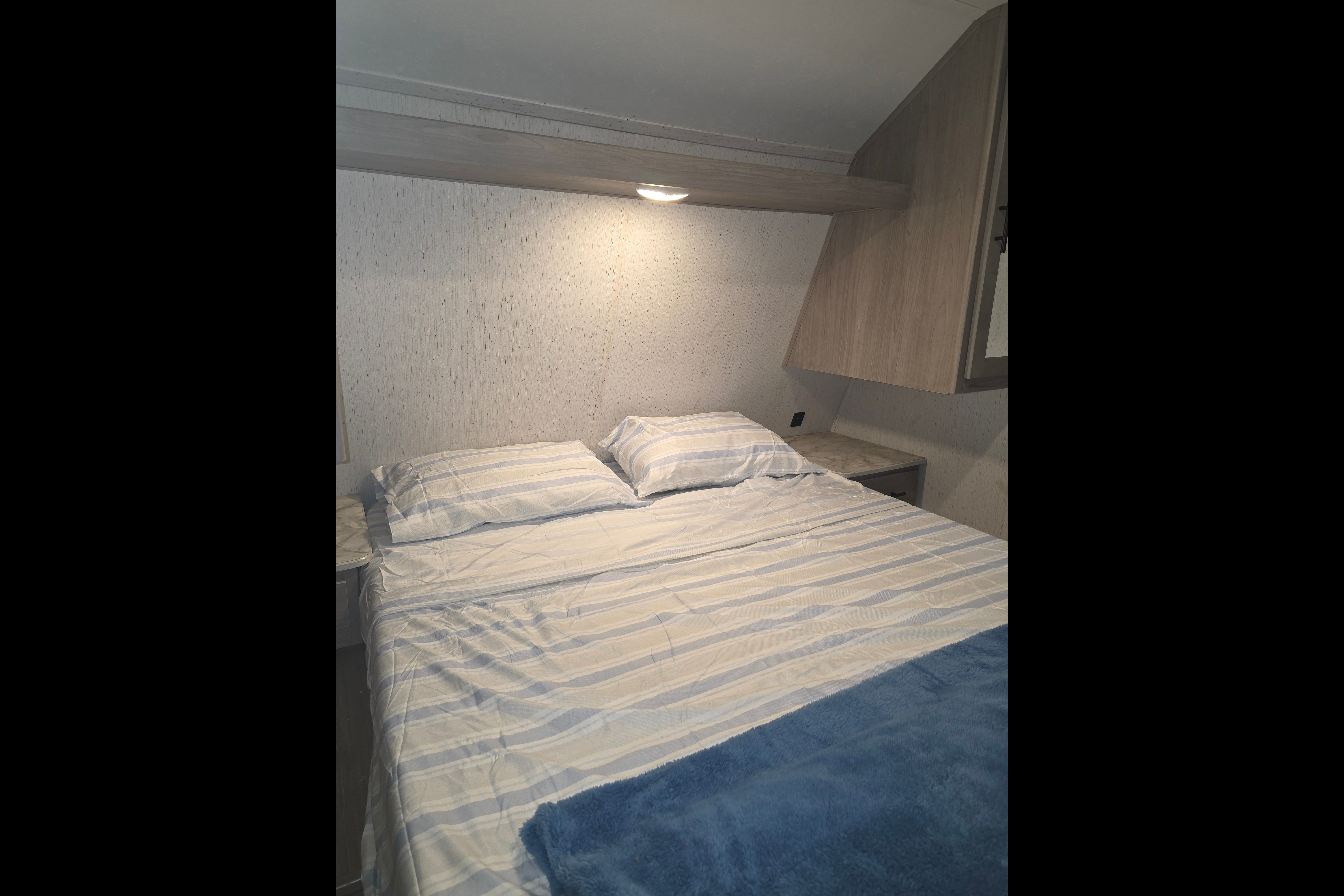 Camping time Coleman Lantern BH263 Travel Trailer