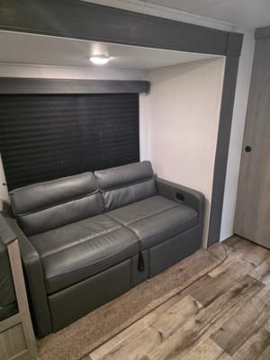 Camping time Coleman Lantern BH263 Travel Trailer