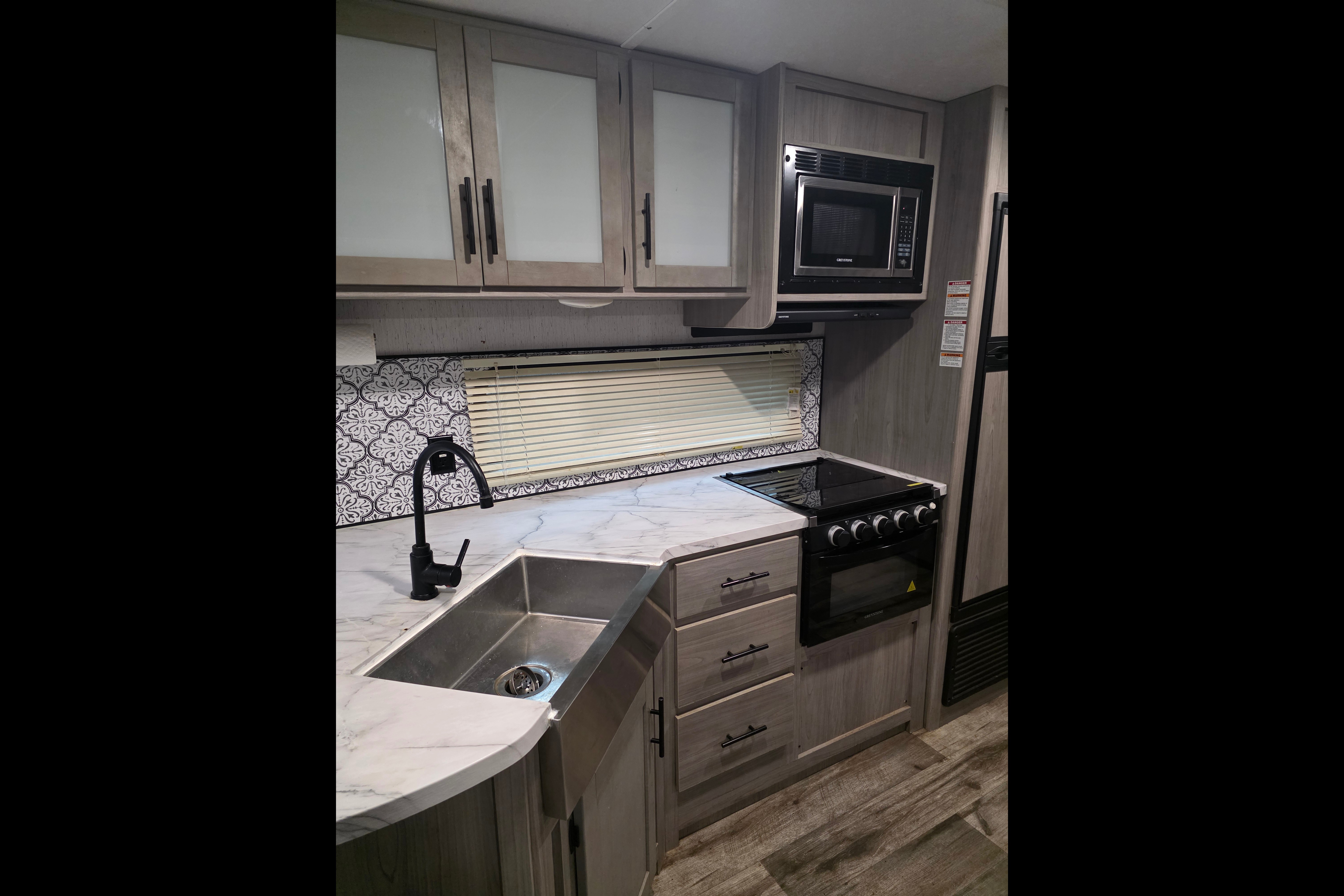 Camping time Coleman Lantern BH263 Travel Trailer
