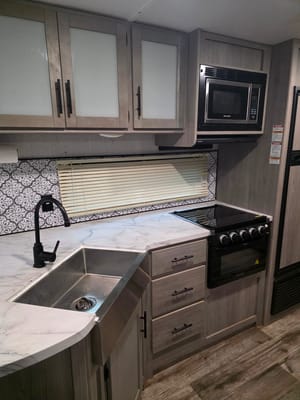 Camping time Coleman Lantern BH263 Travel Trailer