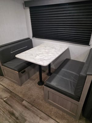 Camping time Coleman Lantern BH263 Travel Trailer