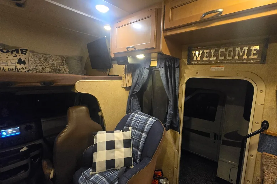 Thor Motor Coach 22 E Class C -Unlimited Mileage