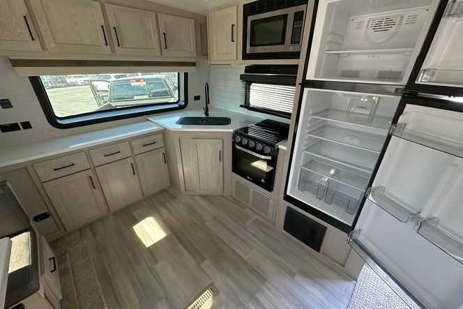 [73] Stress Free RVs - 2022 - Rockwood - Couples Trailer