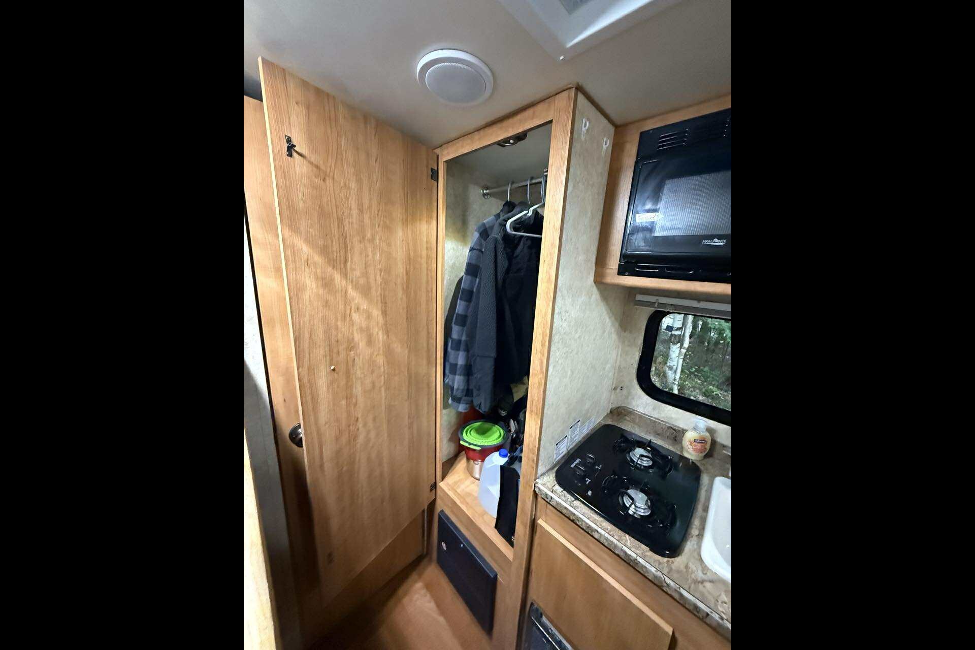 Tony's Gulf Stream Innsbruck Superlite 16bhc Travel Trailer