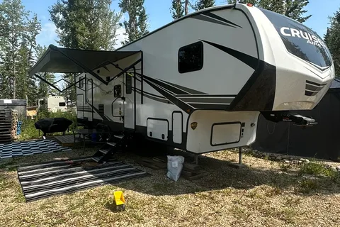 Perfect Family Fifth Wheel with Bunk House & Outdoor Bar