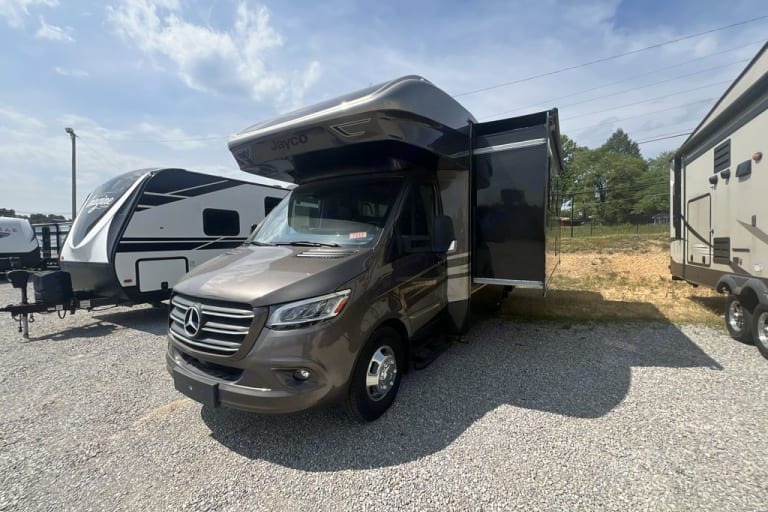Luxury 2022 Mercedes Jayco Melbourne Prestige (Pet Friendly) WiFi, Exclusive Features