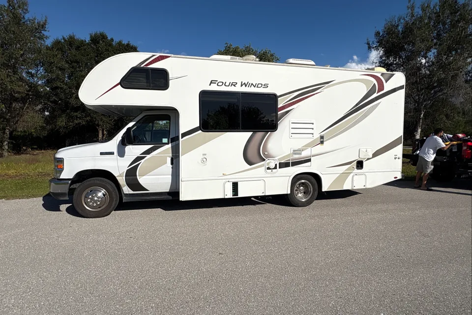MARK's Thor Motor Coach four winds Class C