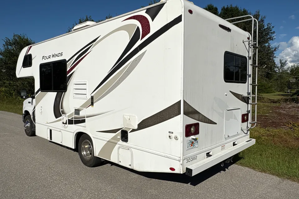 MARK's Thor Motor Coach four winds Class C