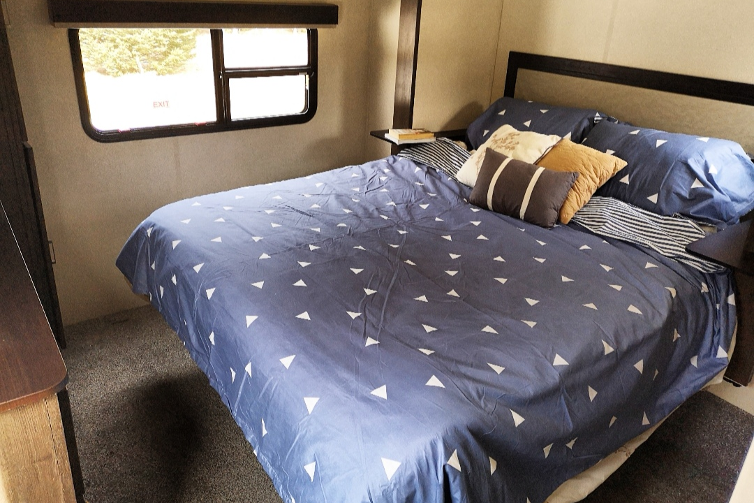 Coonhound RV Hemisphere 378FL  