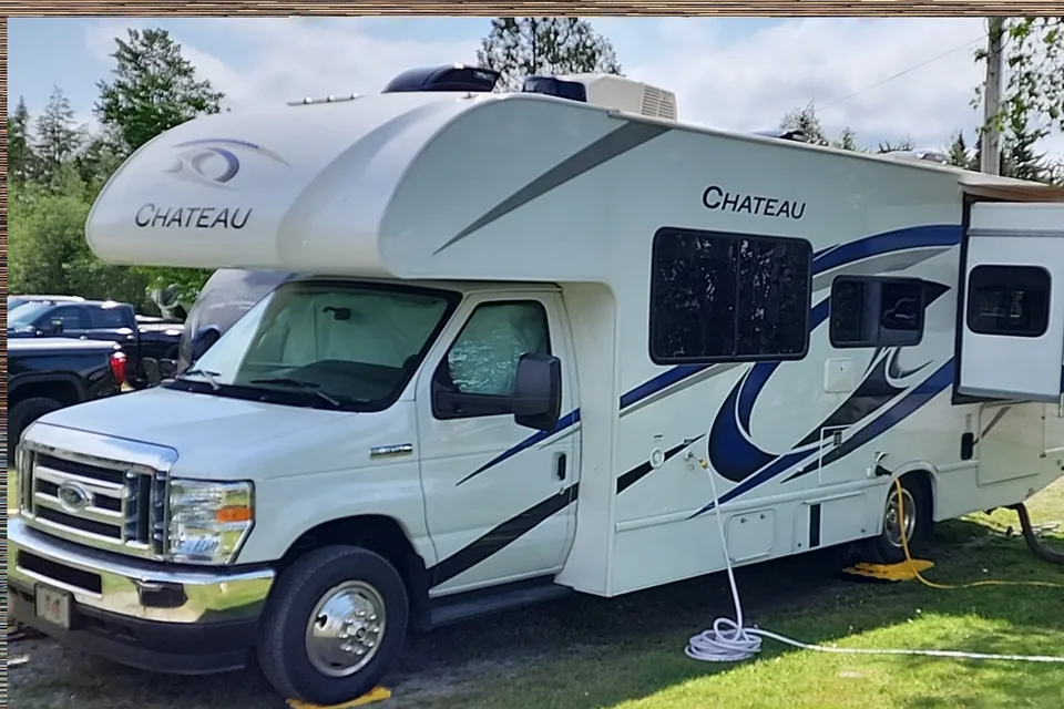 La Vie de Chateau / Castle Life (Thor Motor Coach Chateau 26B Class C)