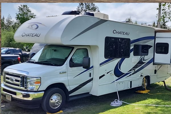 La Vie de Chateau / Castle Life (Thor Motor Coach Chateau 26B Class C)