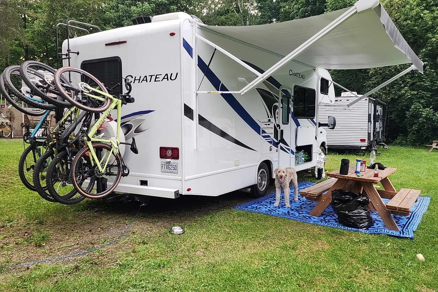 La Vie de Chateau / Castle Life (Thor Motor Coach Chateau 26B Class C)