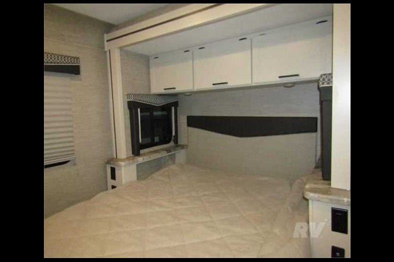 La Vie de Chateau / Castle Life (Thor Motor Coach Chateau 26B Class C)