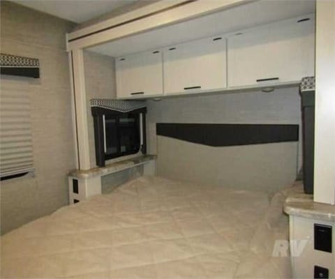La Vie de Chateau / Castle Life (Thor Motor Coach Chateau 26B Class C)