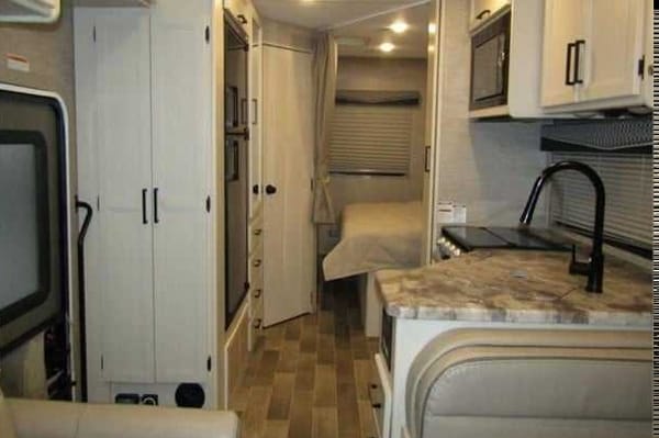 La Vie de Chateau / Castle Life (Thor Motor Coach Chateau 26B Class C)