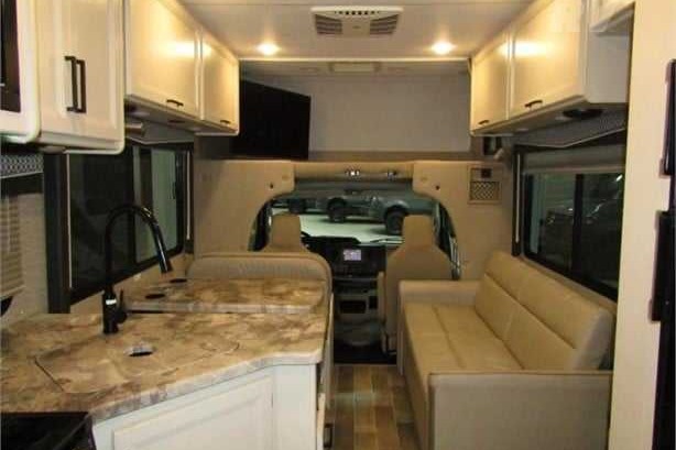 La Vie de Chateau / Castle Life (Thor Motor Coach Chateau 26B Class C)