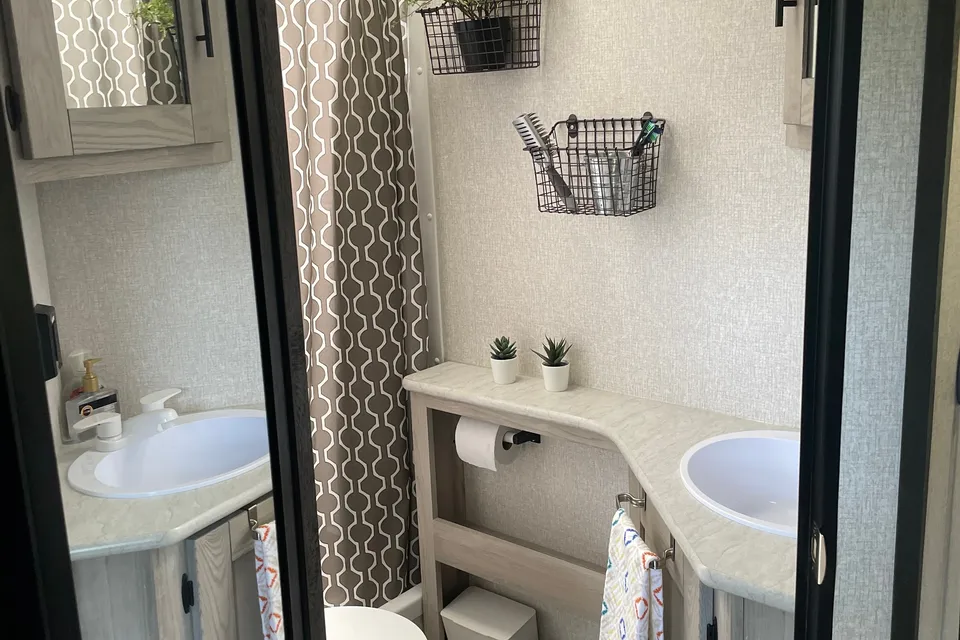 Bloom en Route Travel Trailer
