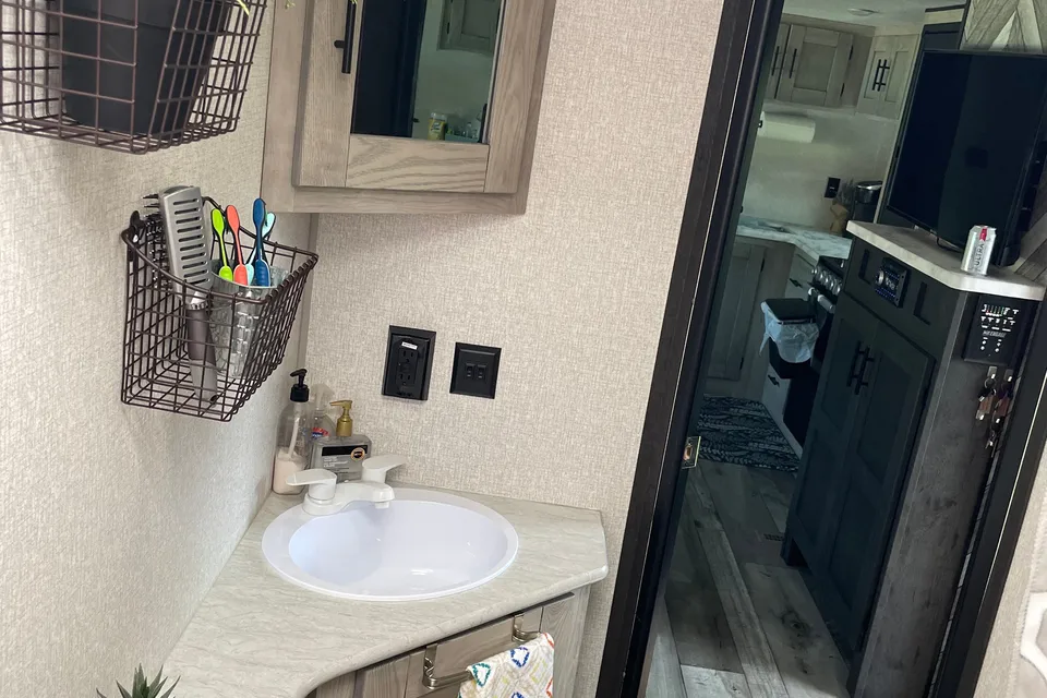 Bloom en Route Travel Trailer