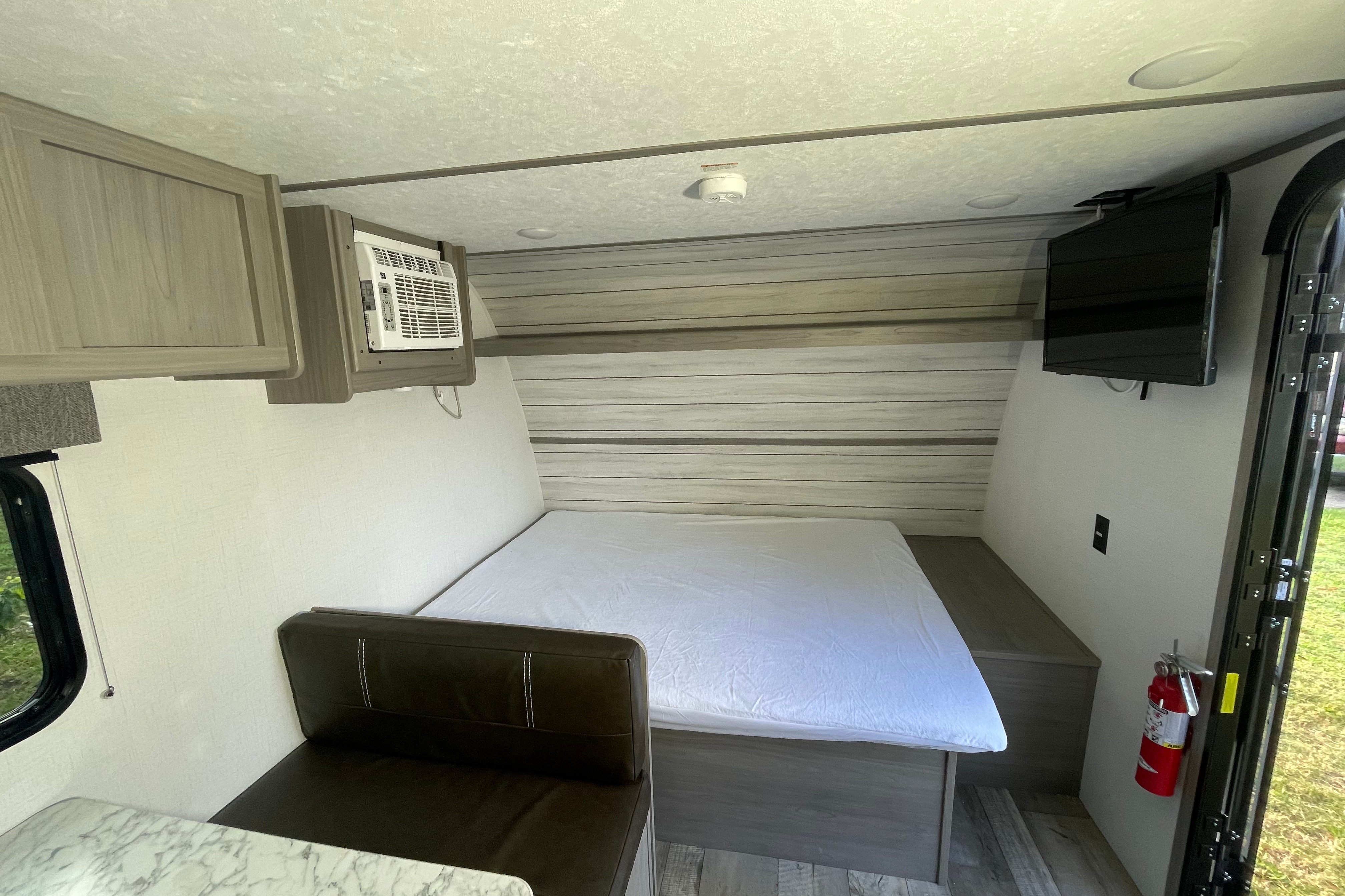 Your Gateway to Unforgettable Adventures! Coleman LANTERN LT 17B Travel Trailer