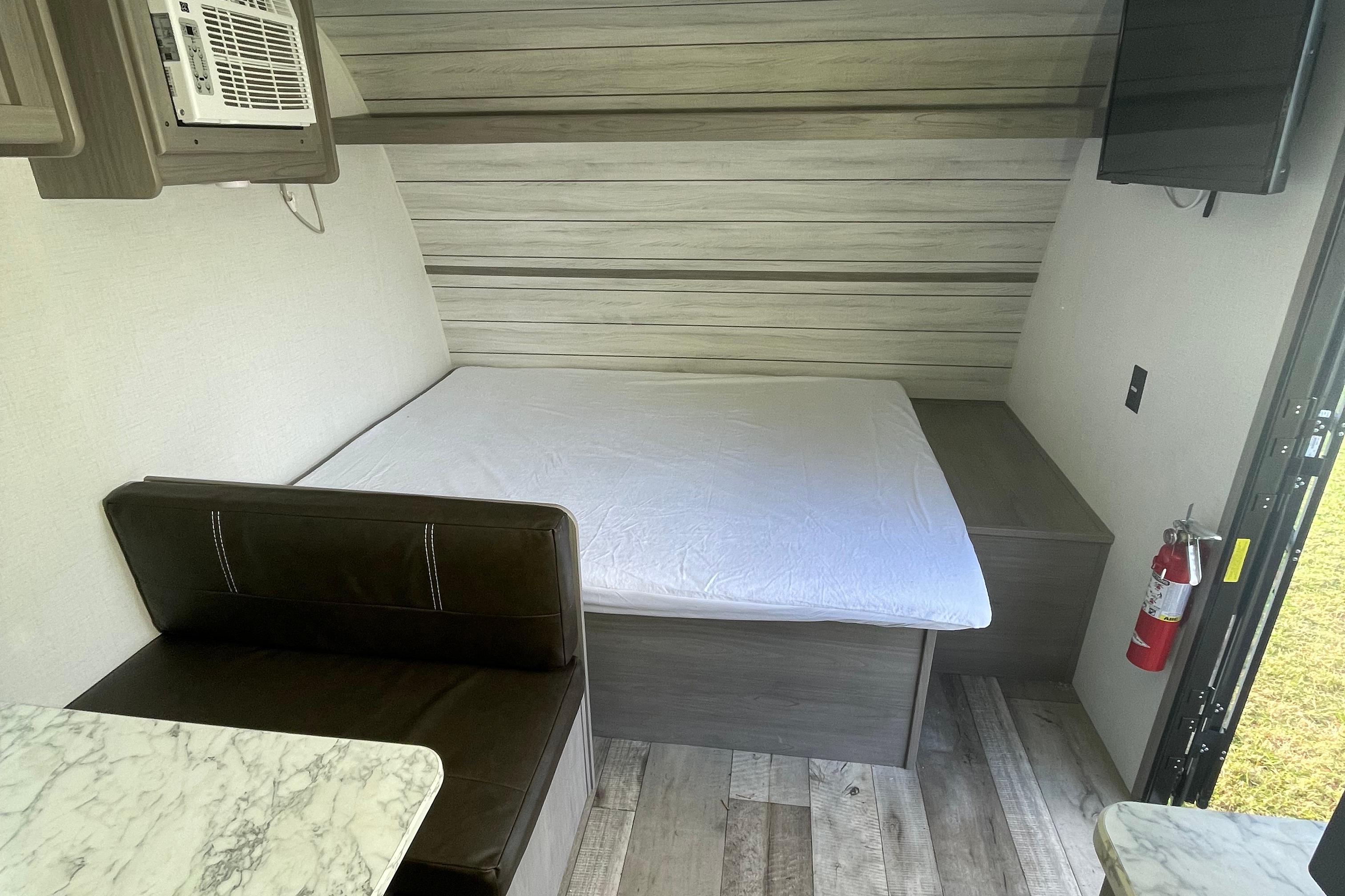 Your Gateway to Unforgettable Adventures! Coleman LANTERN LT 17B Travel Trailer