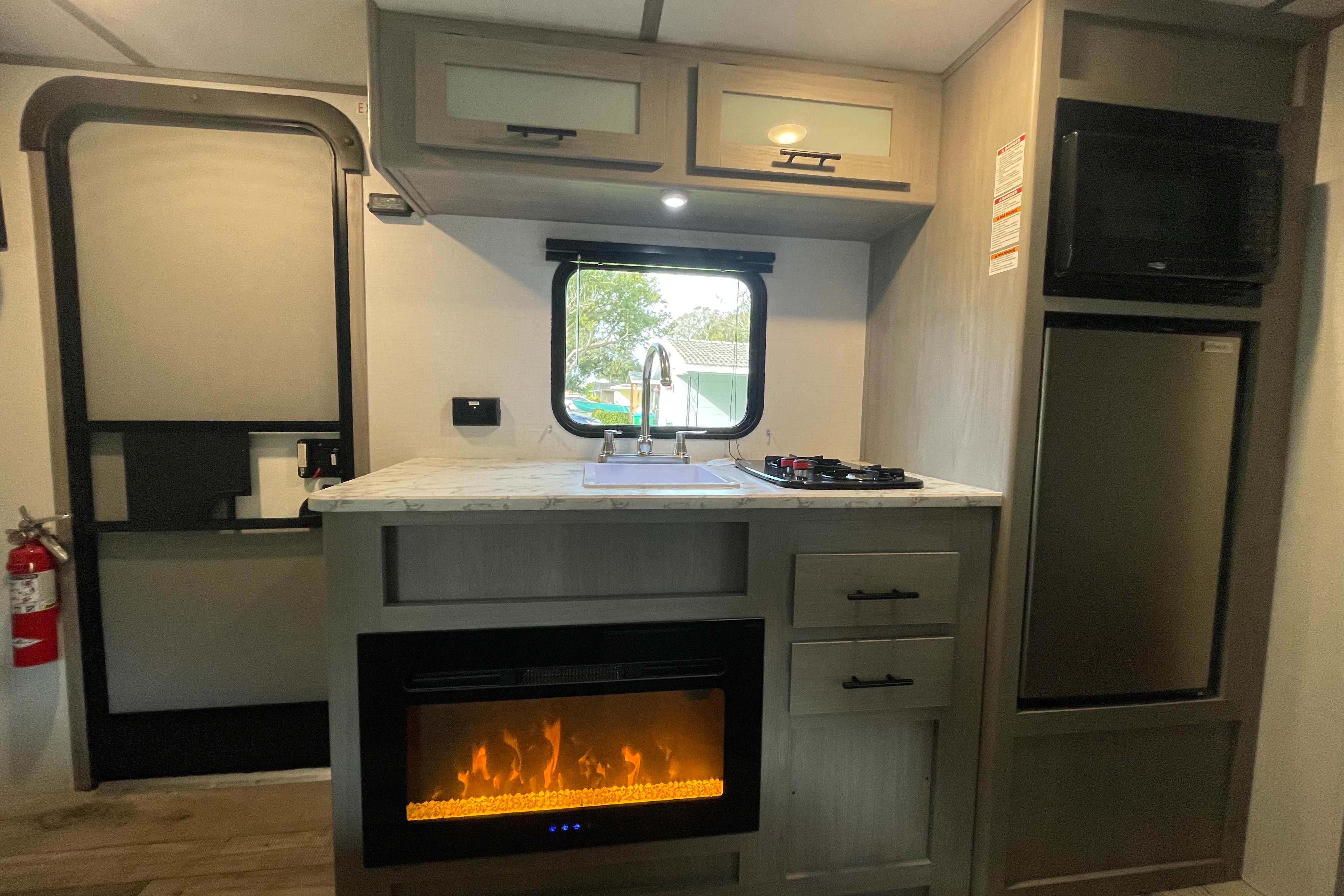 Your Gateway to Unforgettable Adventures! Coleman LANTERN LT 17B Travel Trailer