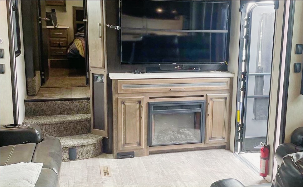 George's Cyclone  Fifth Wheel Delivered only 