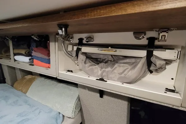Storyteller Overland Stealth Mode 4x4