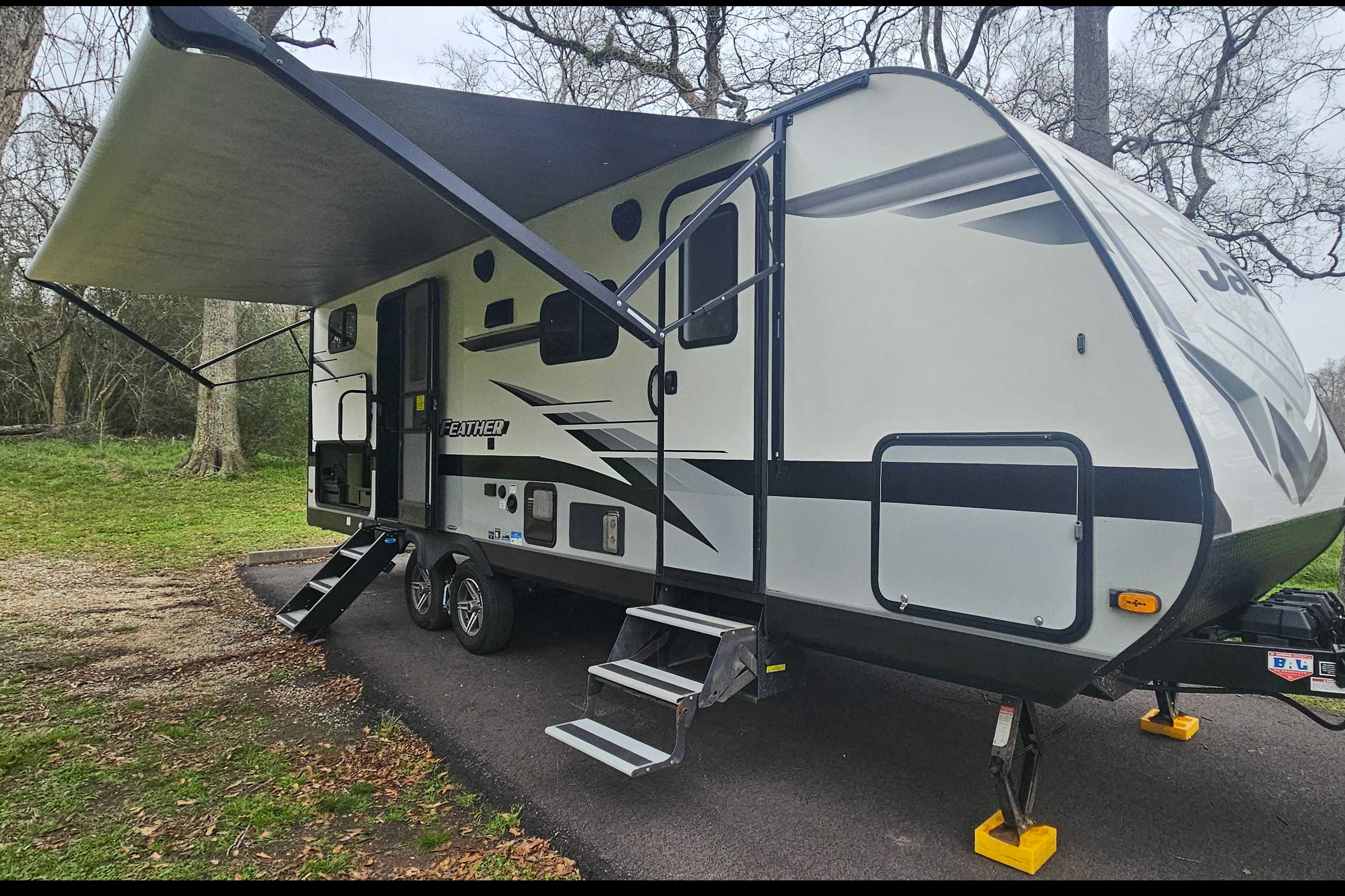 2022 Jayco Jay Feather 24BH Travel Trailer (Family Friendly Trailer)