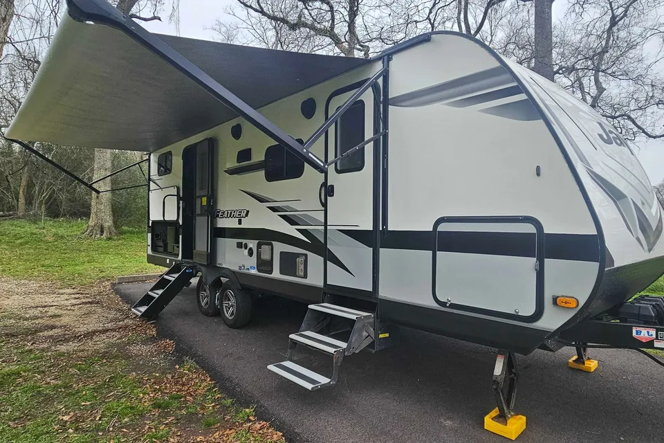 2022 Jayco Jay Feather 24BH Travel Trailer (Family Friendly Trailer)