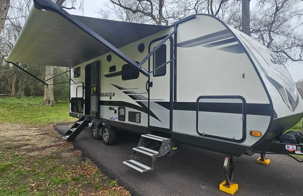 2022 Jayco Jay Feather 24BH Travel Trailer (Family Friendly Trailer)