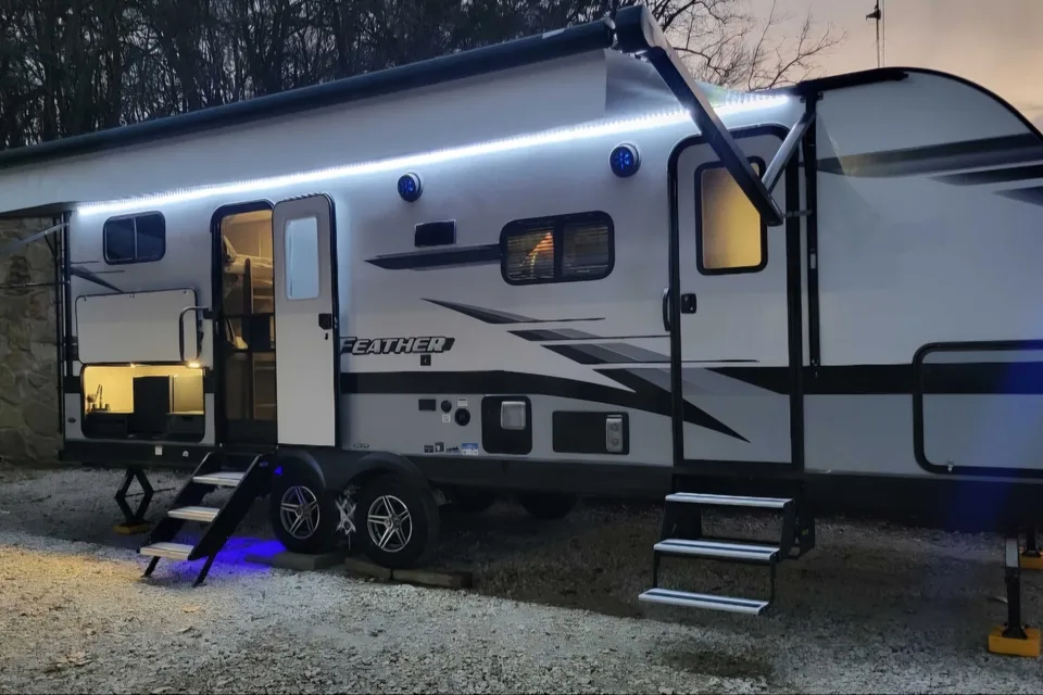 2022 Jayco Jay Feather 24BH Travel Trailer (Family Friendly Trailer)