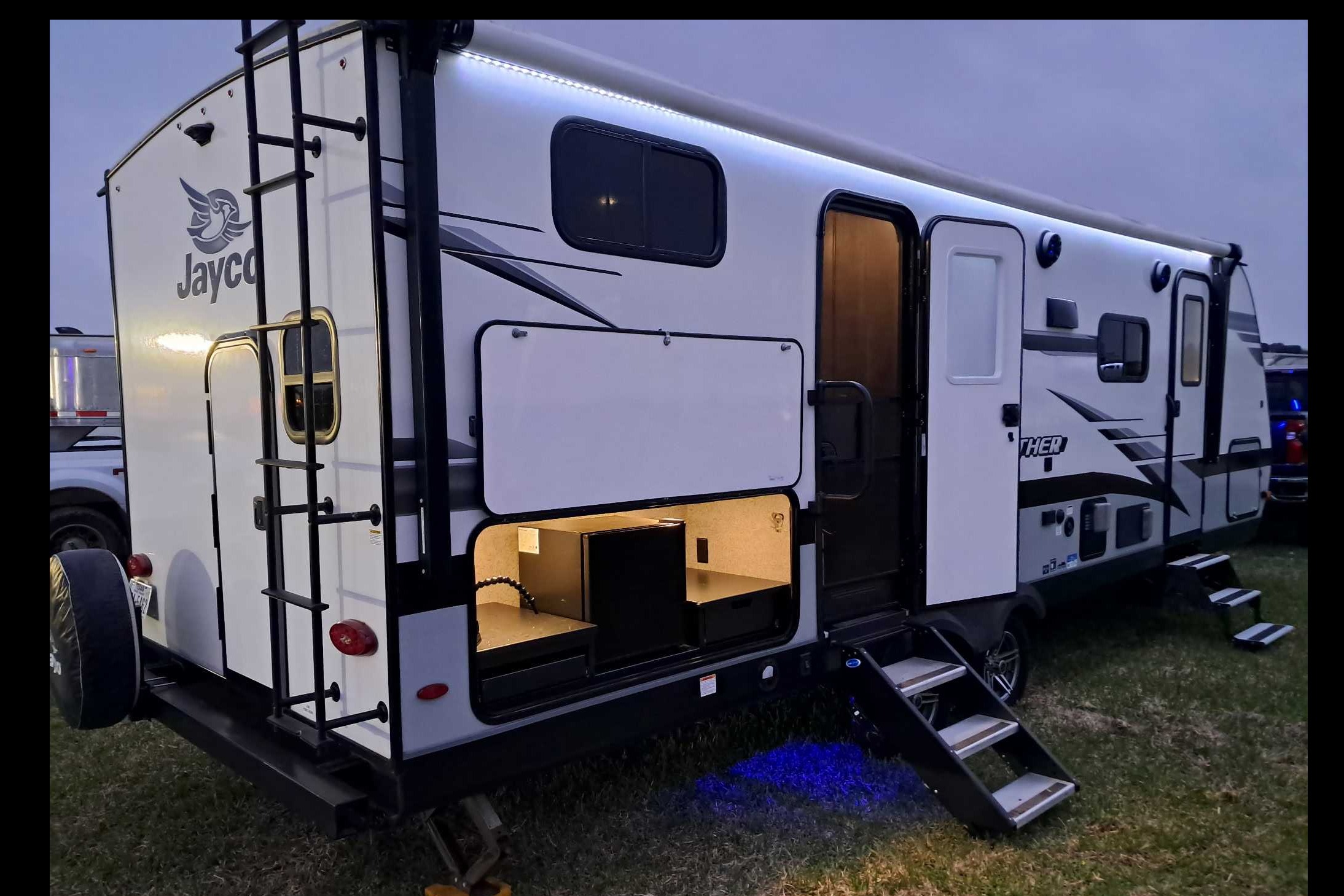 2022 Jayco Jay Feather 24BH Travel Trailer (Family Friendly Trailer)