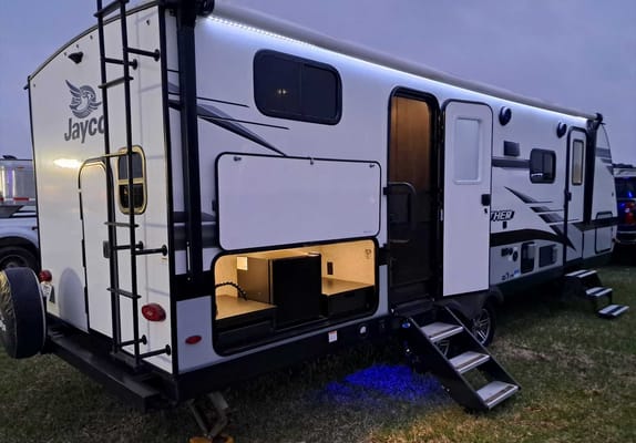 2022 Jayco Jay Feather 24BH Travel Trailer (Family Friendly Trailer)