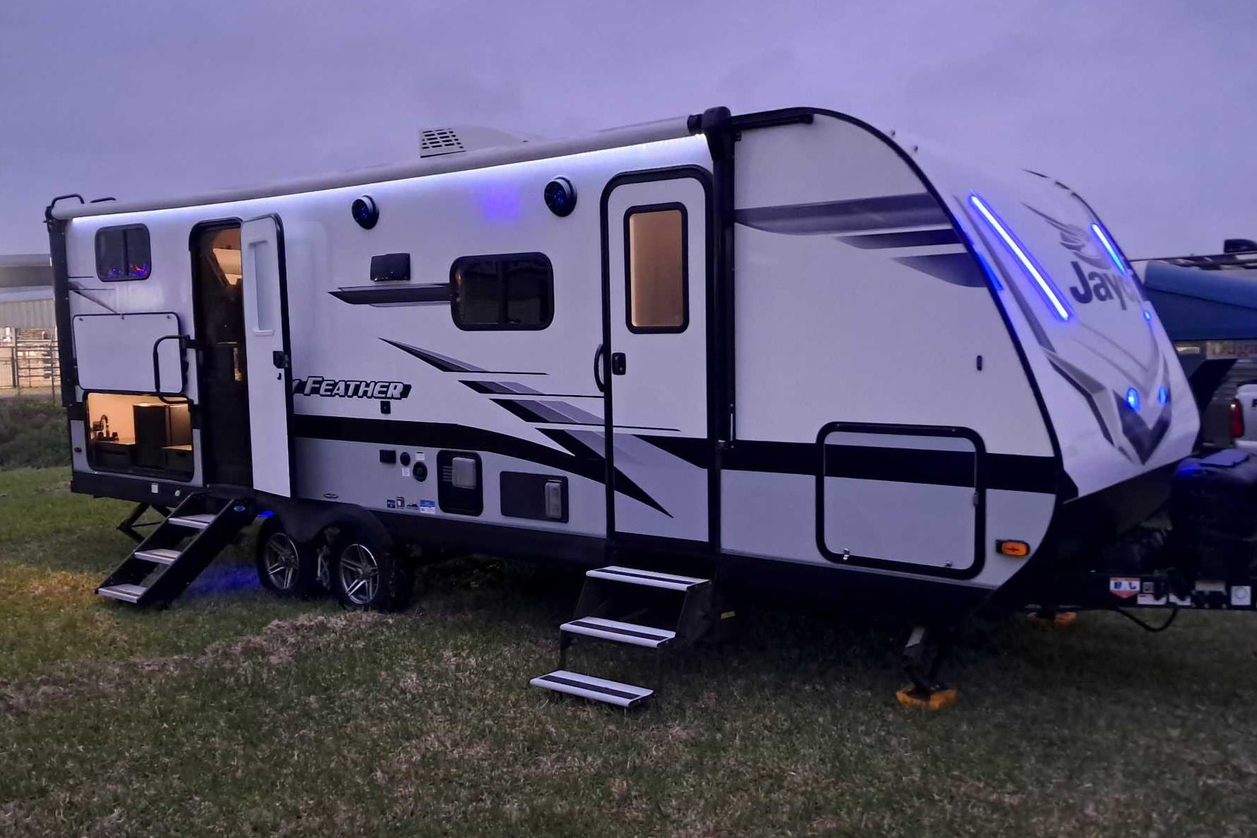2022 Jayco Jay Feather 24BH Travel Trailer (Family Friendly Trailer)