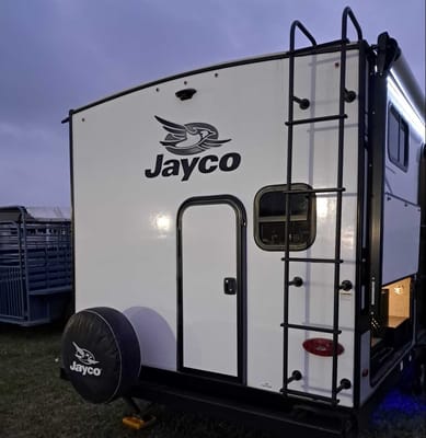 2022 Jayco Jay Feather 24BH Travel Trailer (Family Friendly Trailer)