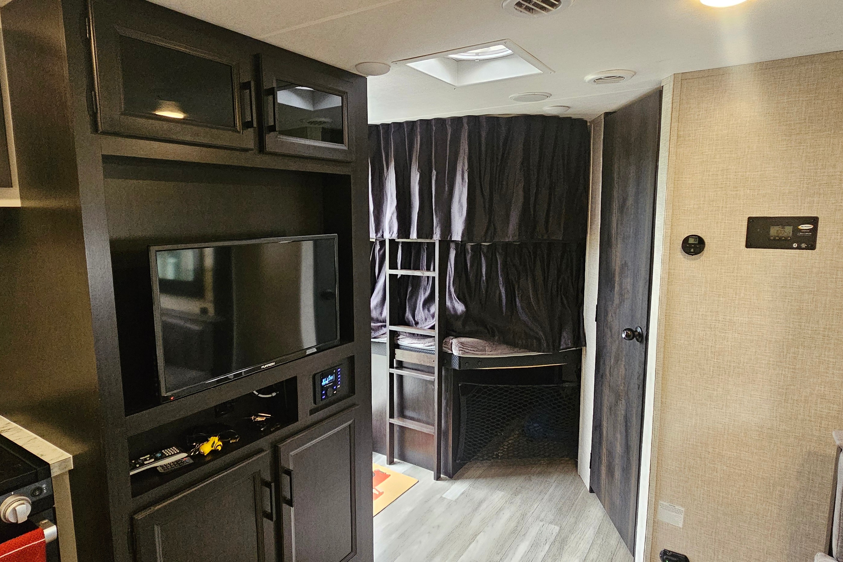 2022 Jayco Jay Feather 24BH Travel Trailer (Family Friendly Trailer)