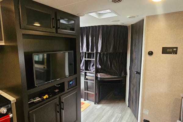 2022 Jayco Jay Feather 24BH Travel Trailer (Family Friendly Trailer)
