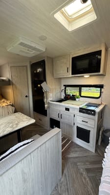 Miraflores' East to West Della terra le Travel Trailer