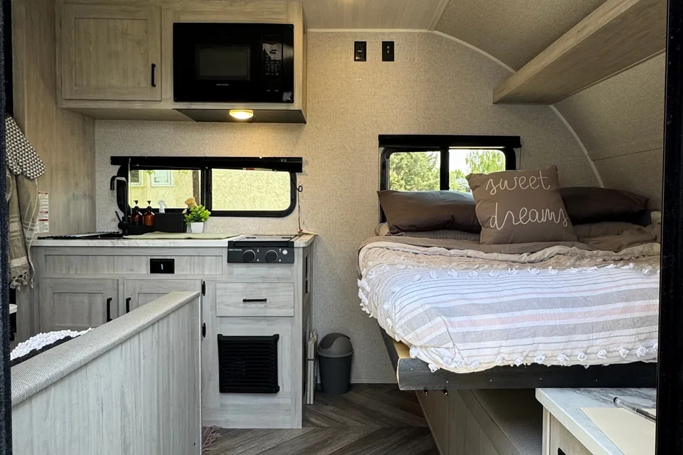 Miraflores' East to West Della terra le Travel Trailer