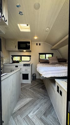Miraflores' East to West Della terra le Travel Trailer