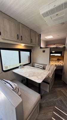 Miraflores' East to West Della terra le Travel Trailer